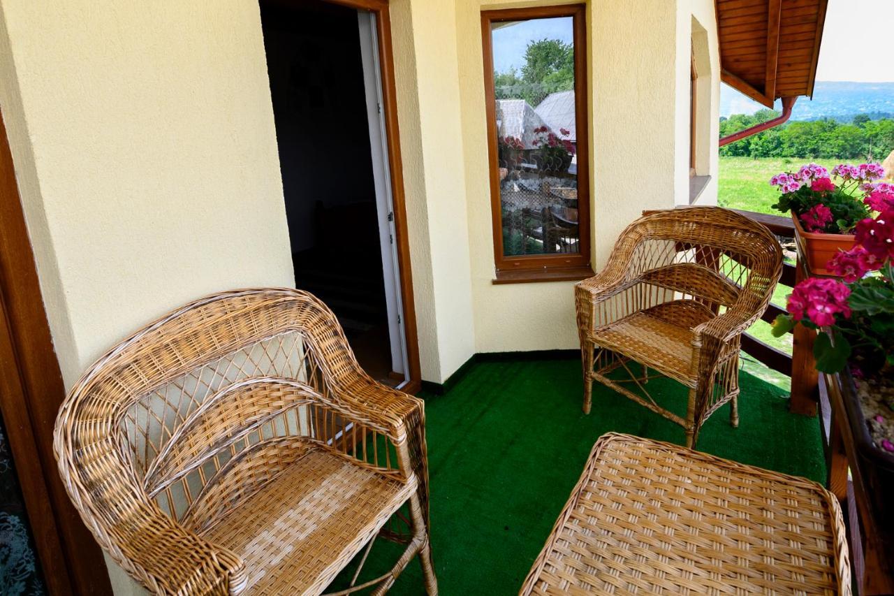 Sub Creasta Cocosului Hotel Breb Exterior foto